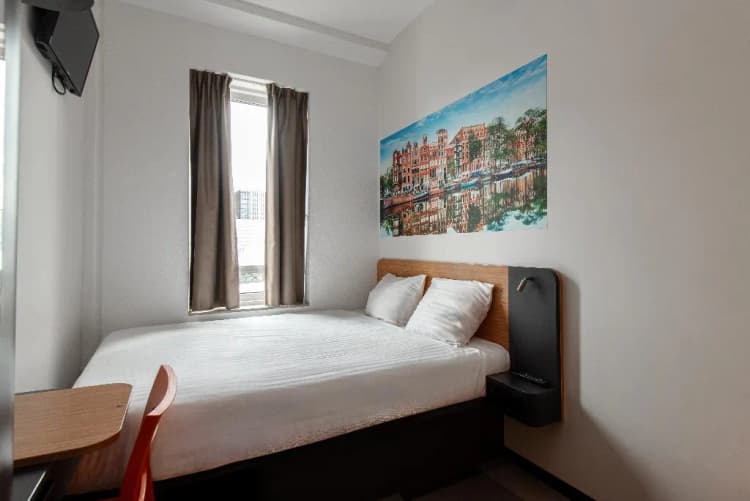 DOUBLE BASIC Room, easyHotel Amsterdam Arena Boulevard, Amsterdam