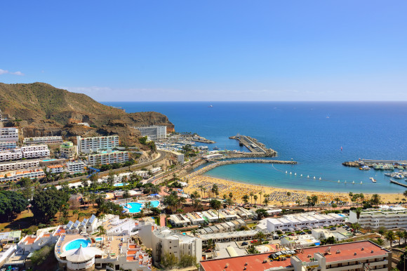 Playa de Puerto Rico in Gran Canaria with golden sand and stunning views of the Atlantic Ocean