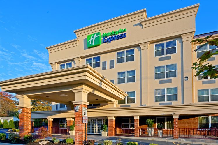 Holiday Inn Express and Suites Woodbridge  New York 